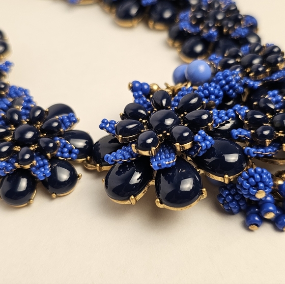 [J. CREW] Gardenia Blue Beaded Chunky Statment Floral Asymmetrical Necklace - Picture 11 of 16